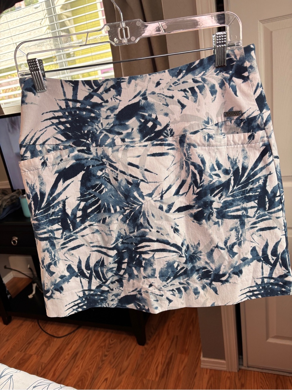 S.C. & Co. White and Navy Tropical Print Skort Medium